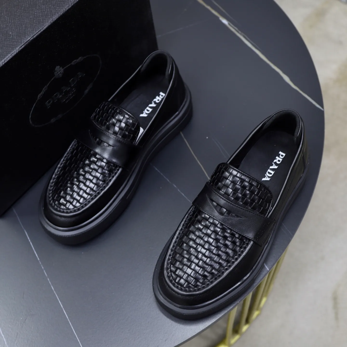 Ex-factory price: 500💰🙅‍♂️🙅‍♂️🙅‍♂️ Brand: PRADA Standard code: Men's code 38-44 (45 can be customized) Grade: Same style as the official website Original order quality Material: Original cowhide surface Comfortable lining Original outsole Style category: Men's fashionable casual leather shoes Distinguished big-name luxury elements Top luxury Color: Color of the actual picture